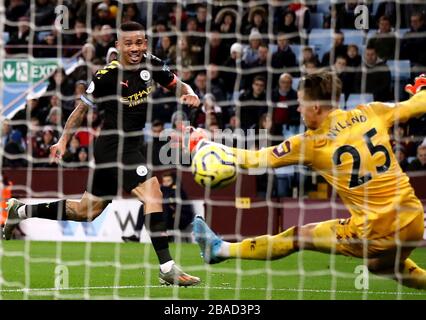 Gabriel Jesus von Manchester City erzielt das vierte Tor seiner Mannschaft hinter Aston Villa Torhüter Orjan Nyland Stockfoto