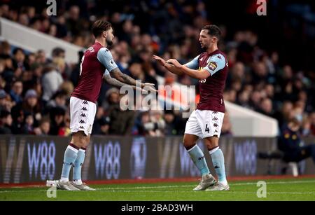 Danny Trinkwater von Aston Villa wird durch Henri Lansbury (links) ersetzt Stockfoto