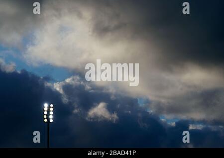 Allgemeiner Blick auf dunkle Wolken über einem Flutlicht Stockfoto