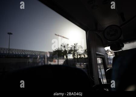 Notausgang in einem Bus, der auf einem Fenster in mallorca, spanien, fährt. Stockfoto