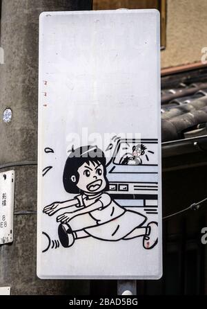 Verkehrswarnschild auf einer Straße in Nara, Japan. Schild warnt vor Kindern, die auf der Straße spielen. Stockfoto