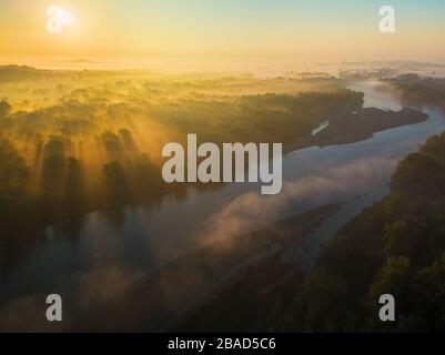 Luftaufnahme des Morgennebels und der aufgehenden Sonne an Die natürliche Drau mit den Bars und Flutwäldern Stockfoto