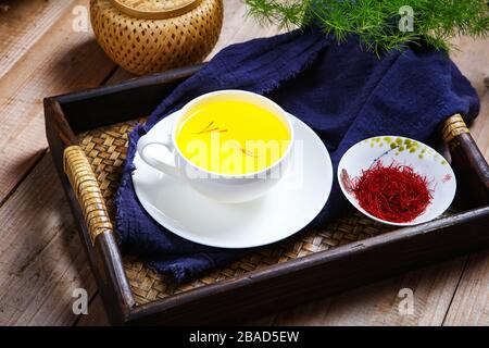 Traditionelle chinesische Medizin, die guten gesundheitlichen roten Blumentee hält Stockfoto