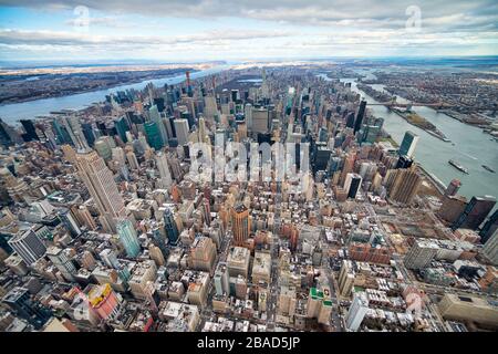 Weitwinkel Luftaufnahme von Midtown Manhattan, der Central Park und Roosevelt Island von Hubschrauber, New York City. Stockfoto