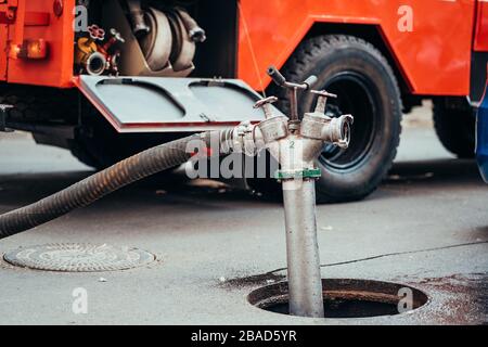 Während eines Strukturbrands Verwender Hydrant Stockfoto