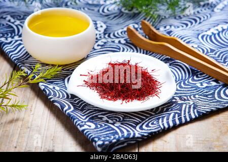 Traditionelle chinesische Medizin, die guten gesundheitlichen roten Blumentee hält Stockfoto