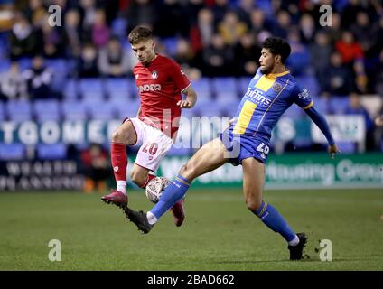 Jamie Paterson (links) von Bristol City und Josh Laurent (rechts) von Shrewsbury Town kämpfen um den Ball Stockfoto