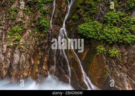 Die wilde und romantische Wimbachklamm in Ramsau ist eine der Sehenswürdigkeiten in Bayern in Berchtesgaden. Stockfoto