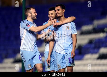 Josh Pask von Coventry City feiert mit seinen Teamkollegen das zweite Tor seiner Seite Stockfoto