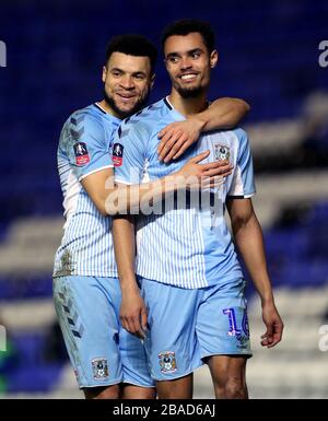 Josh Pask von Coventry City feiert mit Maxime Biamou (links) das zweite Tor seiner Seite. Stockfoto