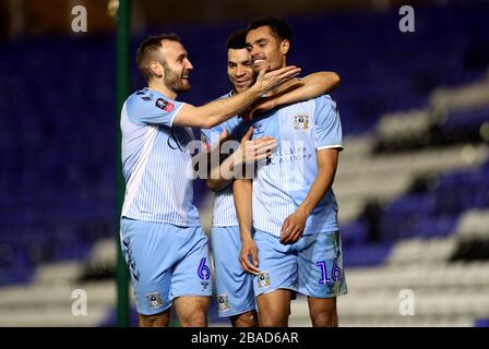 Josh Pask von Coventry City feiert mit seinen Teamkollegen das zweite Tor seiner Seite Stockfoto