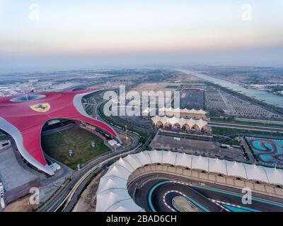 ABU DHABI, VAE - DEZEMBER 2016: Luftbild Ferrari World. Dies ist eine Hauptattraktion der Stadt für Touristen. Stockfoto