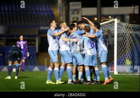 Josh Pask von Coventry City feiert mit seinen Teamkollegen das zweite Tor seiner Seite Stockfoto