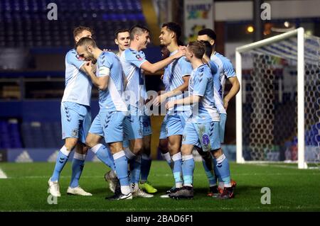Josh Pask von Coventry City feiert mit seinen Teamkollegen das zweite Tor seiner Seite Stockfoto