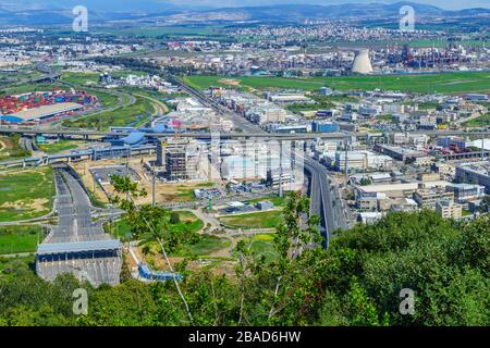 Haifa, Israel - 21. März 2020: Blick auf das Handels- und Industriegebiet der Haifa-Bucht. Nordisraelisch Stockfoto