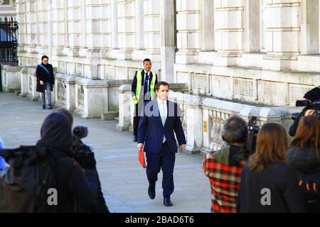 ROBERT JENRICK ABGEORDNETER UND WOHNUNGSMINISTER SPAZIEREN IN WHITEHALL, WESTMINSTER, ZU EINEM [ COBR] TREFFEN FÜR EINE DRINGENDE DISKUSSION ÜBER DIE CORONAVIRUS COVID-19-PANDEMIE UND WIRD VON FERNSEHBESATZUNGEN, RUNDFUNKSENDERN UND FOTOGRAFEN BEGRÜSST, ABER DER INTELLIGENTE KONSERVATIVE ABGEORDNETE NIMMT ALLES IN SEINER STRIDE. VOR KURZEM HATTE ER [ 26. MÄRZ 2020 ] EINEN BEEINDRUCKENDEN UND REIFEN AUFTRITT IM BBC QUESTION TIME PROGRAMM. STAATSSEKRETÄR FÜR WOHNEN UND GEMEINDEN UND KOMMUNALVERWALTUNG. Stockfoto