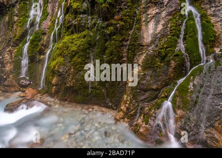 Die wilde und romantische Wimbachklamm in Ramsau ist eine der Sehenswürdigkeiten in Bayern in Berchtesgaden. Stockfoto