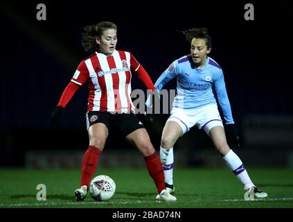 Katie Wilkinson von Sheffield United (links) und Caroline Weir von Manchester City kämpfen um den Ball Stockfoto