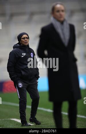 Brighton und Hove Albion Damen Manager Hope Powell (links) und Manchester United Damen Manager Casey Stoney auf der Touchline Stockfoto