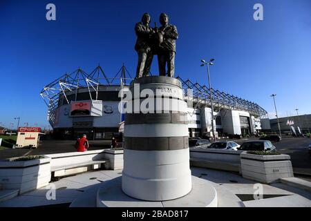 Die Statue der ehemaligen Derby County Manager Brian Clough und Peter Taylor ist vor dem Spiel außerhalb des Stadions zu sehen Stockfoto