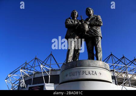 Die Statue der ehemaligen Derby County Manager Brian Clough und Peter Taylor ist vor dem Spiel außerhalb des Stadions zu sehen Stockfoto