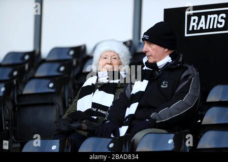 Derby County Fans in den Tribünen vor dem Spiel Stockfoto