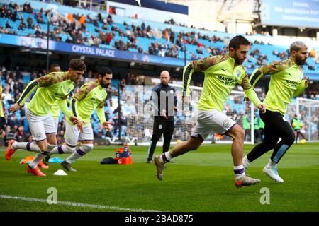 Bernardo Silva von Manchester City (zweite rechts) und David Silva heimelten sich vor der Partie auf Stockfoto
