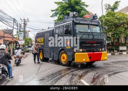 März 2020. Polizeimobilisierungseinheit Trucks für das Sprühen von Desinfektionsmitteln in Canggu, Bali Touristengebiet. Indonesien. Virenschutzprogramm der Regierung. Stockfoto