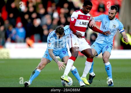Die Liam Kelly von Coventry City und die Kyle McFadzean Challenge Doncaster Rovers Rovers Niall Ennis Stockfoto