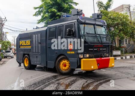 März 2020. Polizeimobilisierungseinheit Trucks für das Sprühen von Desinfektionsmitteln in Canggu, Bali Touristengebiet. Indonesien. Virenschutzprogramm der Regierung. Stockfoto