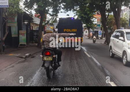 März 2020. Polizeimobilisierungseinheiten, die die Straßen für das Spritzen von Desinfektionsmittel auf den Straßen von Canggu, Bali beliebten Touristengegend, reinigen. Indonesien Stockfoto