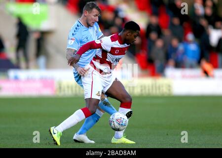 Der Kyle McFadzean von Coventry City fordert Doncaster Rovers Rovers Niall Ennis heraus Stockfoto
