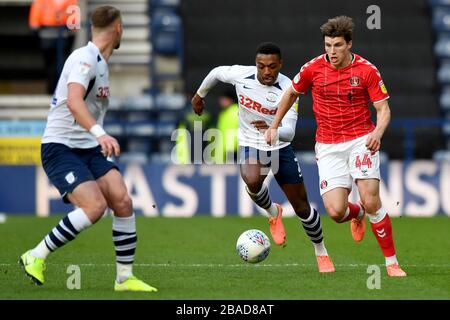 Josh Davison von Charlton Athletic im Einsatz gegen Darnell Fisher und Patrick Bauer von Preston North End Stockfoto