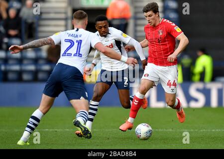 Josh Davison von Charlton Athletic im Einsatz gegen Darnell Fisher und Patrick Bauer von Preston North End Stockfoto