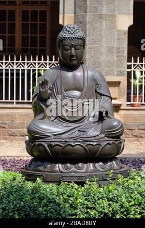 Statue des Buddha am Eingang des Prince of Wales Museums, das heute als Chhatrapati Shivaji Maharaj Museum in Mumbai, Indien, bekannt ist Stockfoto