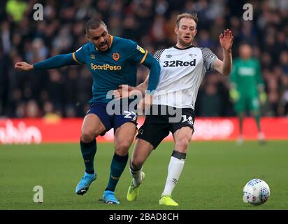 Der Matte Clarke (rechts) von Derby County und Josh Magennis von Hull City kämpfen um den Ball Stockfoto