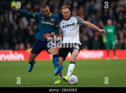 Der Matte Clarke (rechts) von Derby County und Josh Magennis von Hull City kämpfen um den Ball Stockfoto