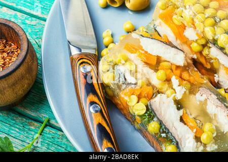 Dschelliges, kaltes Fischgericht, gefüllt mit gelatinöser Brühe.Russisches Essen.Fischkost. Stockfoto