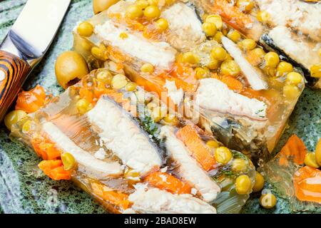 Dschelliges, kaltes Fischgericht, gefüllt mit gelatinöser Brühe. Russische nationale Küche Stockfoto