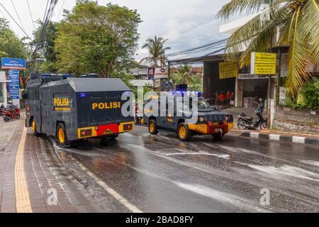 März 2020. Polizeimobilisierungseinheiten, die die Straßen für das Spritzen von Desinfektionsmittel auf den Straßen von Canggu, Bali beliebten Touristengegend, reinigen. Indonesien. Stockfoto