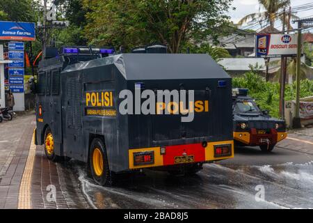 März 2020. Polizeimobilisierungseinheit Trucks für das Sprühen von Desinfektionsmitteln in Canggu, Bali Touristengebiet. Indonesien. Virenschutzprogramm der Regierung. Stockfoto