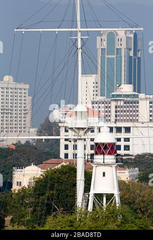 Fort Cornwallis Lighthouse & Georgetown Skyline, Penang Island, Malaysia Stockfoto