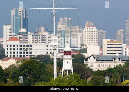 Fort Cornwallis Lighthouse & Georgetown Skyline, Penang Island, Malaysia Stockfoto