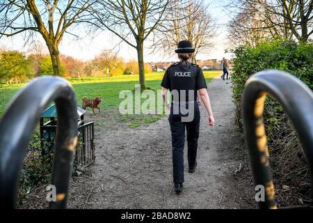 Die Polizeibeamten von Avon und Somerset patrouillieren in den Parks in Bristol, um an der Durchsetzung der Sperrregeln für Coronavirus zu arbeiten. Stockfoto