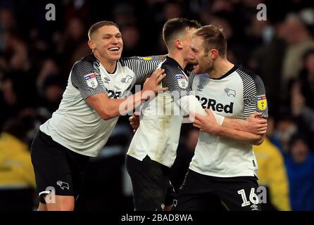 Matt Clarke (rechts) von Derby County feiert mit Teamkollegen das erste Tor seiner Seite Stockfoto