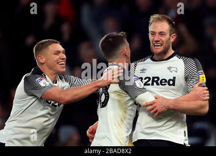Matt Clarke (rechts) von Derby County feiert mit Teamkollegen das erste Tor seiner Seite Stockfoto