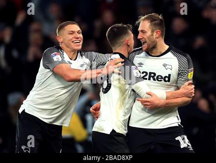 Matt Clarke (rechts) von Derby County feiert mit Teamkollegen das erste Tor seiner Seite Stockfoto