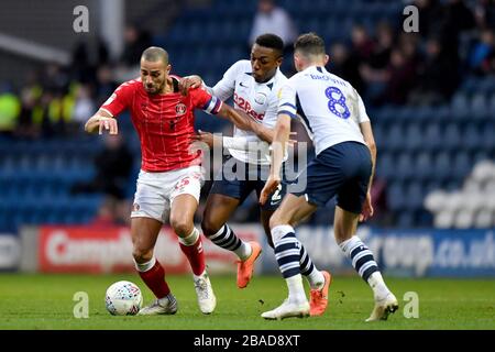 Der Darren Pratley von Charlton Athletic wird von Darnell Fisher von Preston North End zurückgehalten Stockfoto
