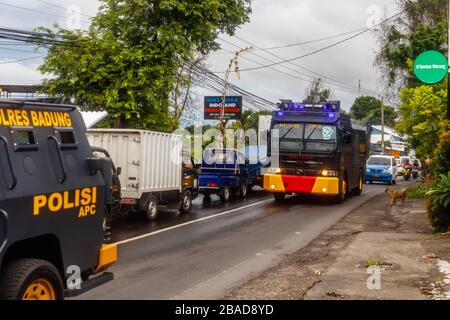 März 2020. Polizeimobilisierungseinheiten, die die Straßen für das Spritzen von Desinfektionsmittel auf den Straßen von Canggu, Bali beliebten Touristengegend, reinigen. Indonesien. Stockfoto