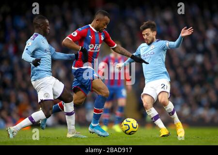 Benjamin Mendy (links) und David Silva von Manchester City kämpfen mit Jordan Ayews von Crystal Palace um den Ball Stockfoto